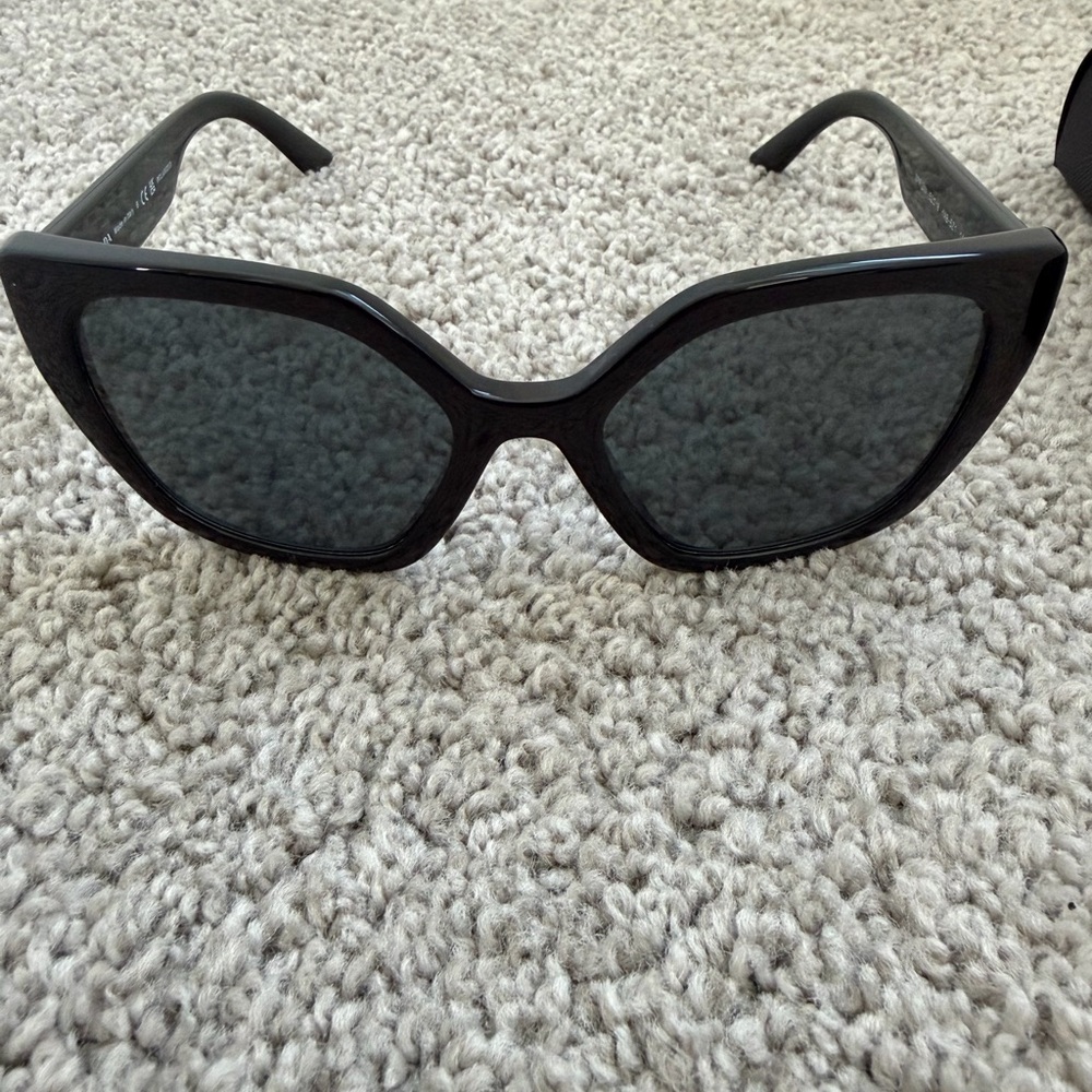 Prada Black Oversized Sunglasses - Picture 4 of 7